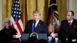 美国总统川普在纳粹屠杀犹太人幸存者和犹太教拉比的陪伴下在白宫东室参加光明节招待活动并发表讲话。(2017年12月7日)