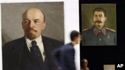 列宁和斯大林像,狠抓意识形态的苏共和苏联灰飞烟灭,网民称其体制给中国带来灾难性后果