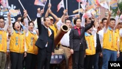 宋楚瑜和徐欣莹同台造势 (美国之音李逸华拍摄)