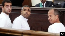 Từ trái: Ký giả Baher Mohamed, Mohammed Fahmy, và Peter Greste tại tòa án ở Cairo.