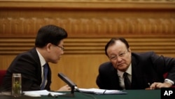 新疆维吾尔自治区主席雪克来提•扎克尔(右)和党委书记张春贤在两会期间的新疆代表团会议上(2015年3月10日)