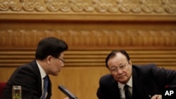 2015年3月10日新疆维吾尔自治区主席雪克来提•扎克尔(右)和党委书记张春贤在两会期间的新疆代表团会议上