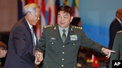 中国国防部长常万全和新加坡防长黄永宏握手(2015年11月4日)