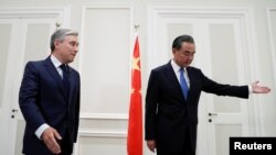 加拿大和中国外长2020年8月25日在罗马会晤(路透社)