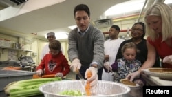 加拿大总理特鲁多与家人一起准备感恩节晚餐(资料图,2915年10月11日)