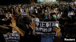 香港民众聚集在荃湾抗议港警开枪打伤一名中学生。(2019年10月2日)