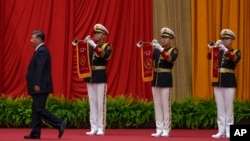 中国领导人习近平在北京人大会堂举行的国庆晚宴前走向讲台准备发表讲话。(2024年9月30日)