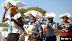 2020年5月20日南非比勒陀利亚劳登郊区附近妇女顶着玉米粉袋