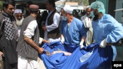 Người bị thương trong tai nạn đâm xe được đưa tới bệnh viện ở Ghazni, ngày 8/5/2016.