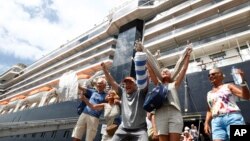 威士特丹号游轮的乘客2020年2月14日在柬埔寨西哈努克港下船后的兴奋反应。(资料照片)