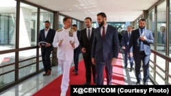 美国中央司令部司令库珀将军在大马士革与叙利亚过渡总统沙拉交谈。(2025年9月12日)