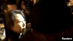 2019年11月14日香港律政司司长郑若骅在英国伦敦被抗议者包围的情景。(视频截图)