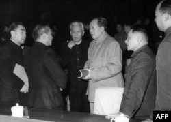 历史照片:中共中央在北京开会期间的几位领导人。左起:中国总理周恩来、国家计划委员会主任陈云、国家主席刘少奇、中共中央主席毛泽东、中共中央总书记邓小平、北京市长彭真 。(1962年)