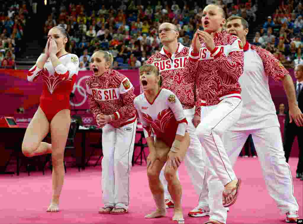 Các vận động viên và giới chức đội tuyển Nga phản ứng sau khi vận động viên Kseniia Afanaseva của đội ngã khi đang biểu diễn trong trận chung kết môn thể dục nghệ thuật nữ.
