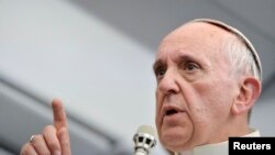 Ðức Giáo Hoàng nói chuyện với các phóng viên trước khi trở về Rome, ngày 29/7/2013.