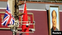 资料照：北京天安门前飘扬的英国和中国国旗。（2018年1月31日）