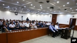 失势政要薄熙来出庭受审