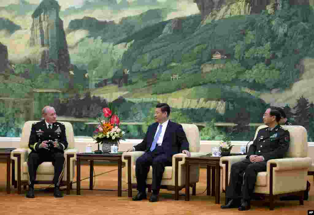 2013年4月23日,在北京人民大会堂,美国参谋长联席会议主席邓普西同中国国家主席习近平和总参谋长房峰辉谈话。