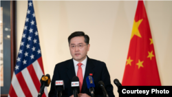 中国驻美大使秦刚2021年7月28日在抵达华盛顿的当天召集记者会(来自秦刚的推特账号)