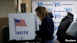 密歇根州底特律的选民在投票站填写选票(2024年10月28日)