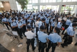 香港警察在苹果日报总部进行搜查并逮捕苹果日报高管。(2021年6月17日)