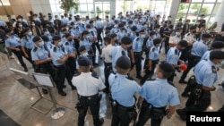 香港警察在苹果日报总部进行搜查并逮捕苹果日报高管。(2021年6月17日)