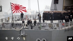 2019年4月21日,日本“凉月”号驱逐舰悬挂“旭日旗”抵达青岛