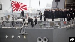 资料照片:日本海上自卫队“凉月”号驱逐舰悬挂“旭日旗”抵达青岛参加中国海军成立70周年的庆祝活动。(2019年4月21日)