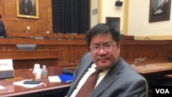 传统基金会安全问题专家成斌在众议院外交委员会的一个听证会上建议美国不仅要审核中国投资,还要对其进入美国后的状况进行审查。(美国之音萧洵拍摄)