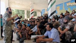 Chỉ huy trưởng của Lữ đoàn al-Tawhid Abdul-Qadir Saleh nói chuyện với các chiến binh tại Aleppo. (Ảnh tư liệu)