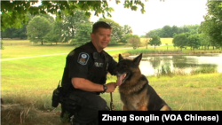 马歇尔和他的警犬Boomer(VOA卫视 张松林)