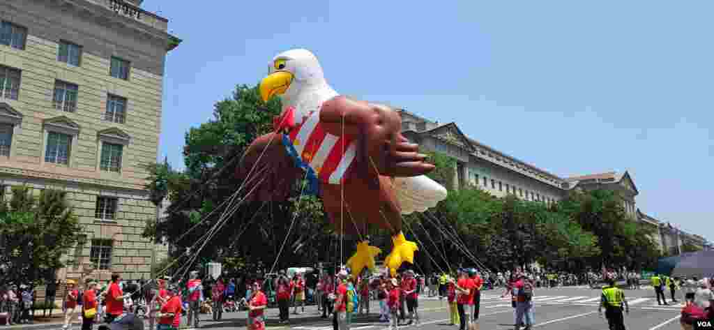  华盛顿独立日庆祝游行街头即景。(2025年7月4日)