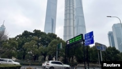 资料照:上海陆家嘴金融区街头屏幕显示的沪深股市指数。(2024年2月5日)