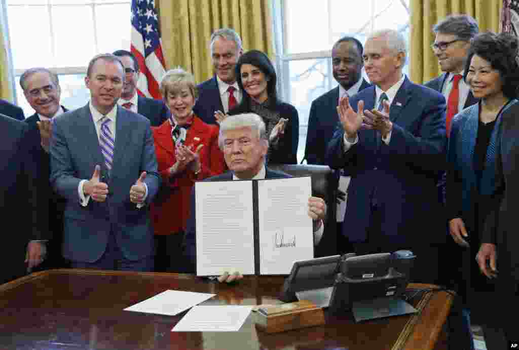 2017年3月13日,美国总统川普在白宫椭圆形办公室展示他签署的“重组行政部门综合计划”的行政命令。在场的高官们包括赵小兰。赵小兰曾在老布什总统任内担任交通运输部副部长,在小布什总统任期内担任劳工部长,是美国第一个担任联邦政府部长的亚裔女性。