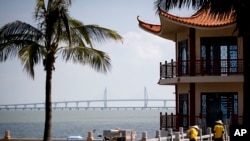 2018年10月22日,中国南方广东省珠海,珠海 - 澳门 - 香港大桥,亭台楼阁和清洁工人。