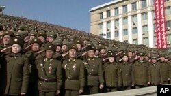 Hình ảnh trích xuất từ video do hãng tin KRT của Triều Tiên công bố cho thấy quân đội Triều Tiên đứng chào trong một lễ duyệt binh tại Bình Nhưỡng vào ngày 8/2/2018.