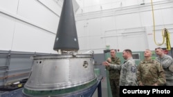 美军高级官员2016年11月2日参观洲际核导弹运载装备 (美国军方照片)