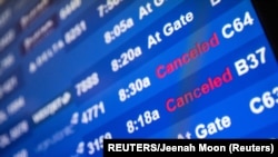 在纽约肯尼迪国际机场的显示牌上显示的因新冠疫情而被取消的航班(2021年12月26号)。