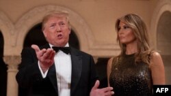 Президент та Перша Леді США розмовляють з журналістами в новорічну ніч у резиденції Мар-а-Лаґо, штат Флорида