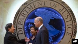 美国司法部长林奇(中)以及国土安全部部长约翰逊(右)欢迎中国公安部部长郭声琨(左)参观美国司法部 (2015年12月1日)