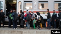 移民在克罗地亚托瓦尔尼克火车站排队等候上车。 (2015年9月22日)