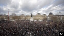 人群在示威开始前聚集在巴黎的共和国广场(2015年1月11日)