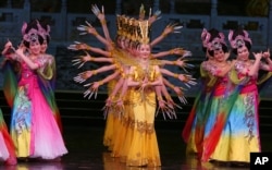 在中俄旅游年开幕式上,中国演员在克里姆林宫表演舞蹈千手观音(2013年3月22日)