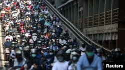 台湾台北街头早高峰时间戴着口罩骑车的市民。(2021年7月13日)