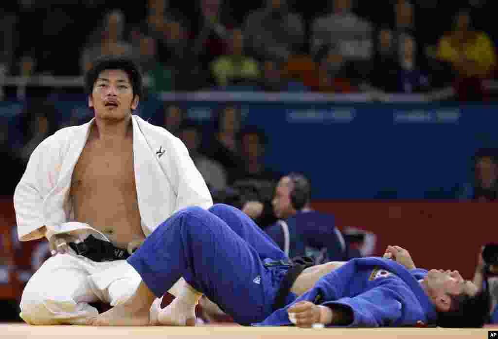 Vận động viên Nhật Bản Masashi Nishiyama (trái) và vận động viên Hàn Quốc Song Dae-Nam kết thúc cuộc tranh tài môn judo nam ở hạng cân 90 kg, 1 tháng 8, 2012. (AP Photo/Paul Sancya)
