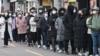 Dòng người xếp hàng mua khẩu trang tại Daegu, Hàn Quốc, vào ngày 27/2/2020.