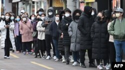 Dòng người xếp hàng mua khẩu trang tại Daegu, Hàn Quốc, vào ngày 27/2/2020.