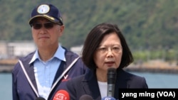 台湾总统蔡英文在海军苏澳基地视察台湾海军。(美国之音杨明拍摄)