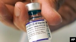 马萨诸塞州一名医生用注射器抽取辉瑞疫苗,准备给一名儿童注射。(2021年12月2日)