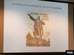 布鲁斯·科尔在讨论会上展示的一些共产主义国家的艺术和宣传作品(美国之音莫雨拍摄)